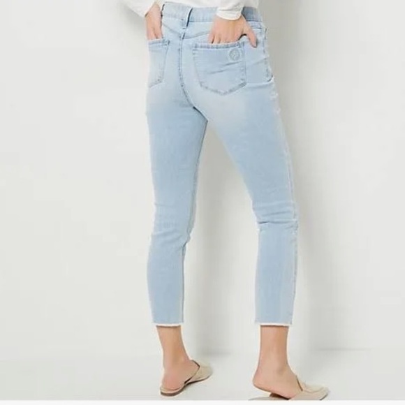 NWT Laurie Felt Daisy Denim Crop Easy Skinny in Light Wash Size 2 - Picture 2 of 8